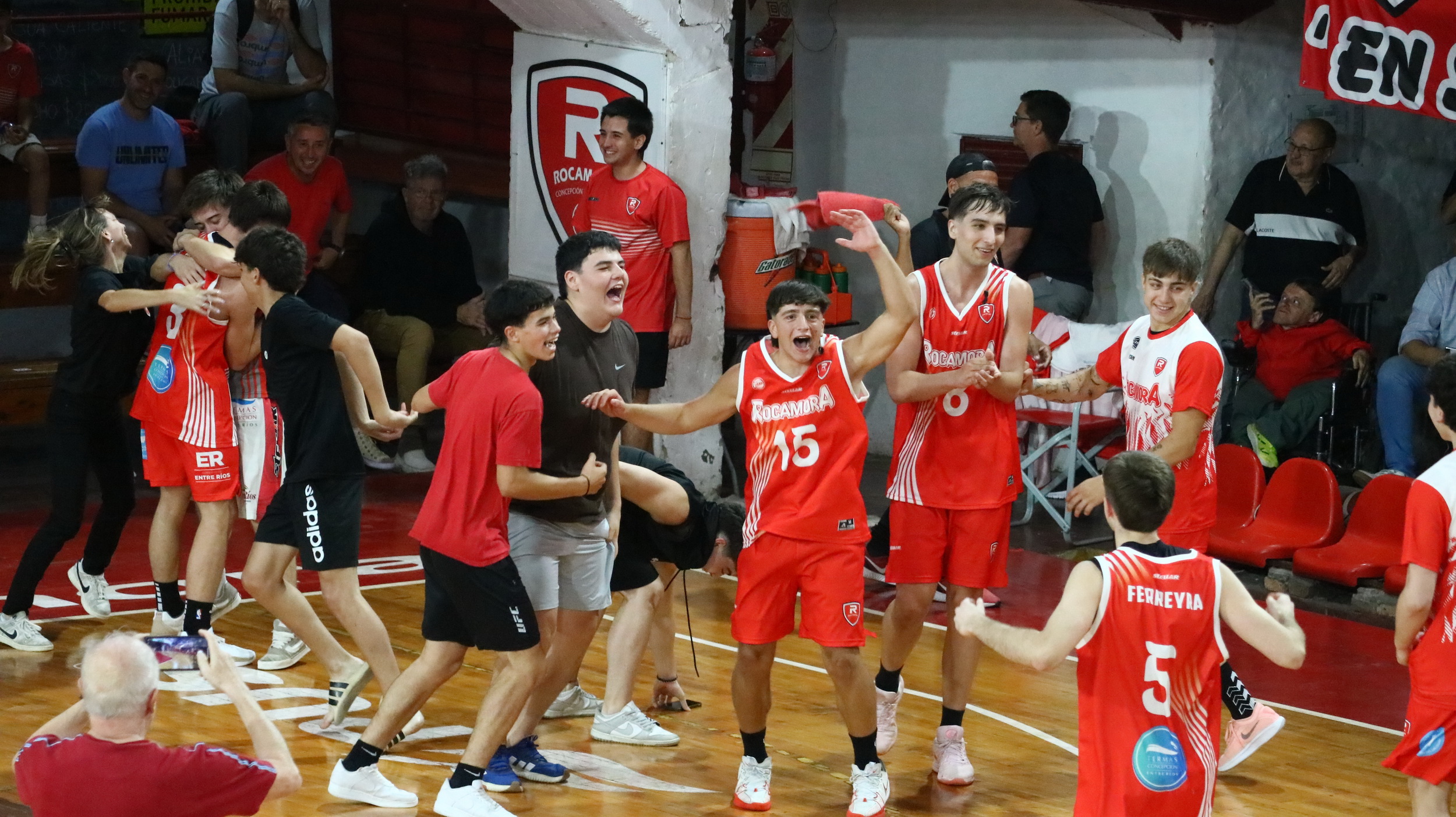 Rocamora volvió a mantener la categoría y se despide ante su gente